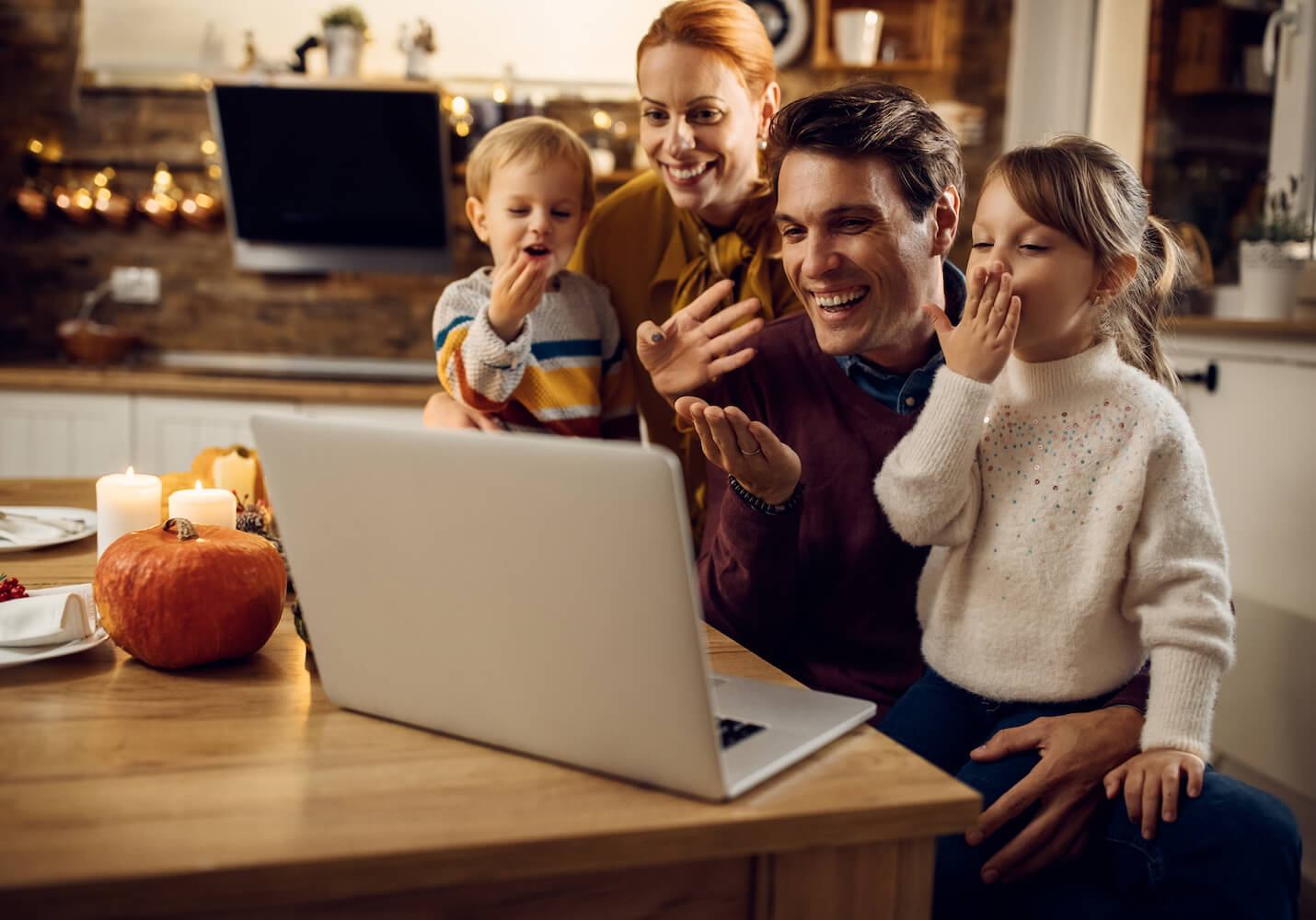 family celebrating Thanksgiving virtually